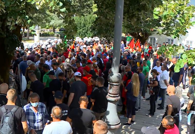 Kordon policije se povukao pred prosvjednicima u Cetinju 